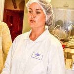 Adeline Vion, ingénieur agronome et chef du laboratoire, surveille de près la fabrication des yaourts et leur contrôle.