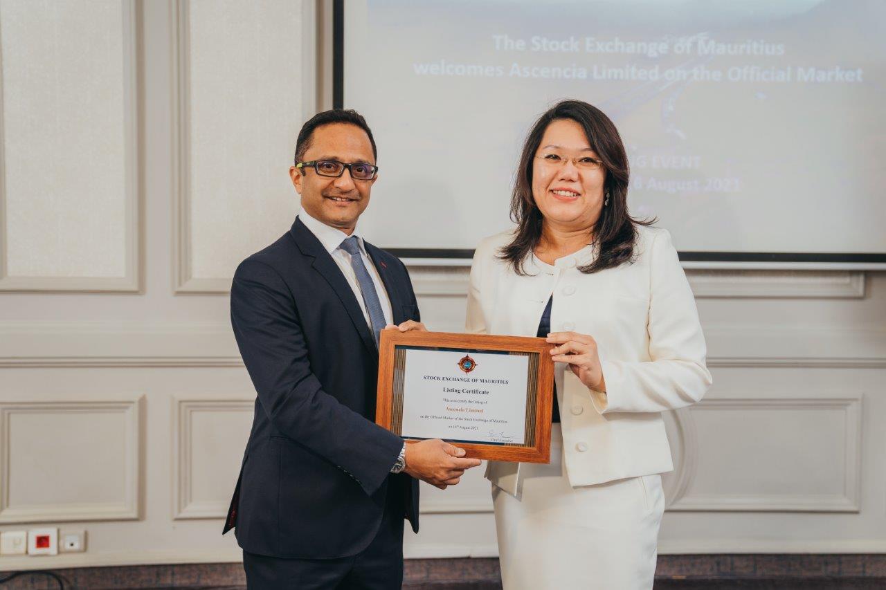 Le président du SEM, Dipak Chummun a remis le « SEM Listing Certificate » à Belinda Wong-Vacher, Fund Manager et Executive Director d'Ascencia, officialisant l'intégration de la société au marché officiel de la bourse locale. - DR