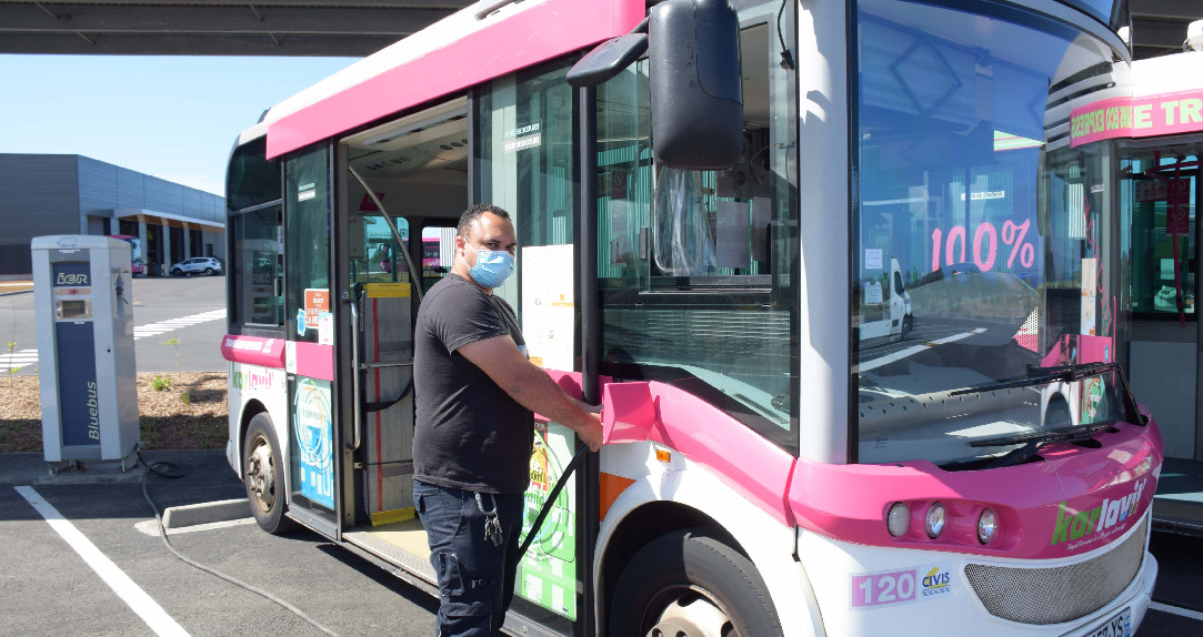 La Civis a mis en service 11 petits bus intégralement électriques de 15 places pour les lignes Karlavil, dans les centres-villes de Saint-Louis et Saint-Pierre.