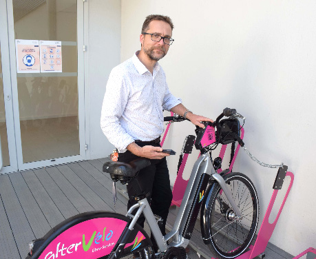 Mathieu Chichery, directeur général délégué de la Semittel, acteur des transports en commun qui intervient aussi dans la location de vélos à assistance électrique (VAE).