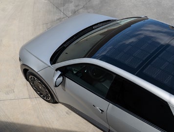Le toit solaire est une première et permet de recharger la batterie qui alimente les équipements de la voiture.