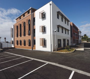Le nouveau siège de la Caisse d’Épargne Cepac, inauguré le 14 octobre 2020. Un immeuble de 3 200 m² situé dans le quartier d’affaires de La Mare (commune de Sainte-Marie).