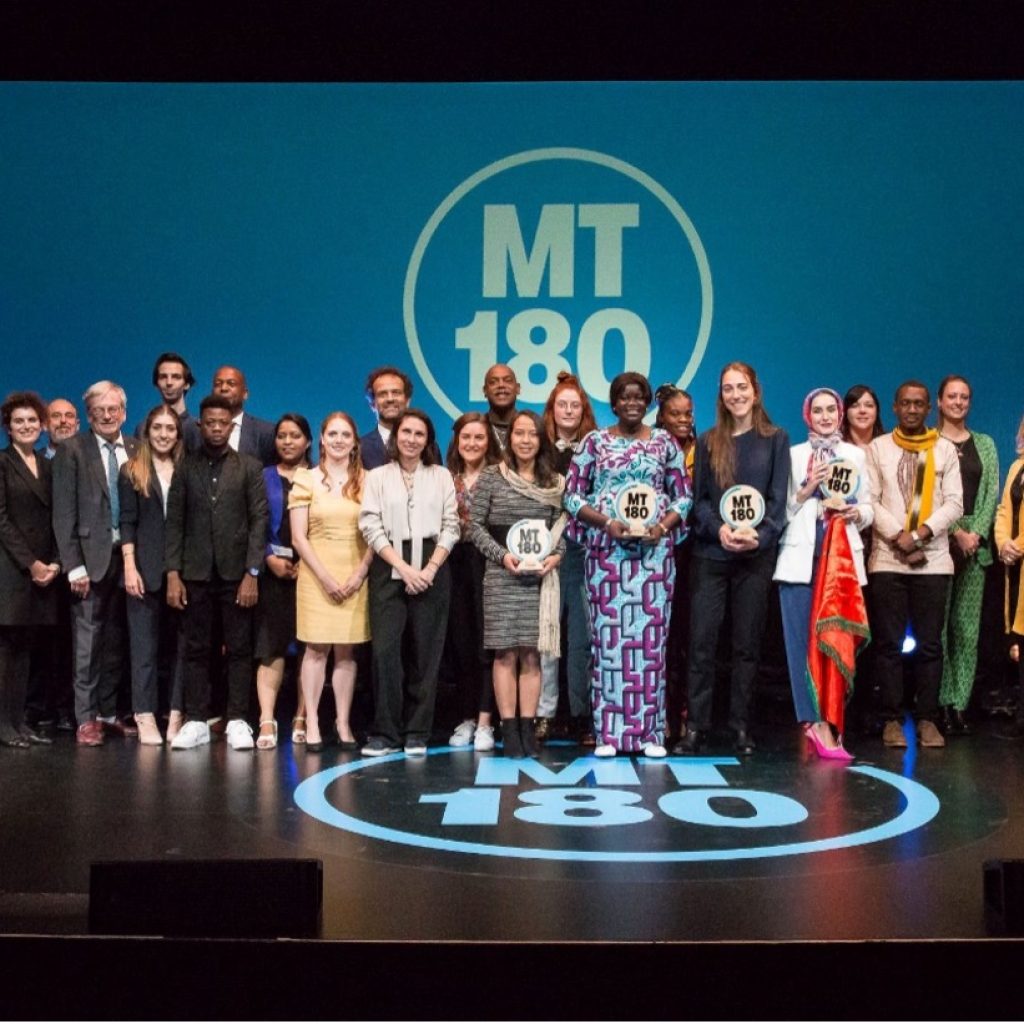 C'est Mané Seck, candidate du Sénégal, (au centre) qui a remporté le 1er prix du jury de la finale internationale MT180 qui s'est déroulé à Montréal en 2022.