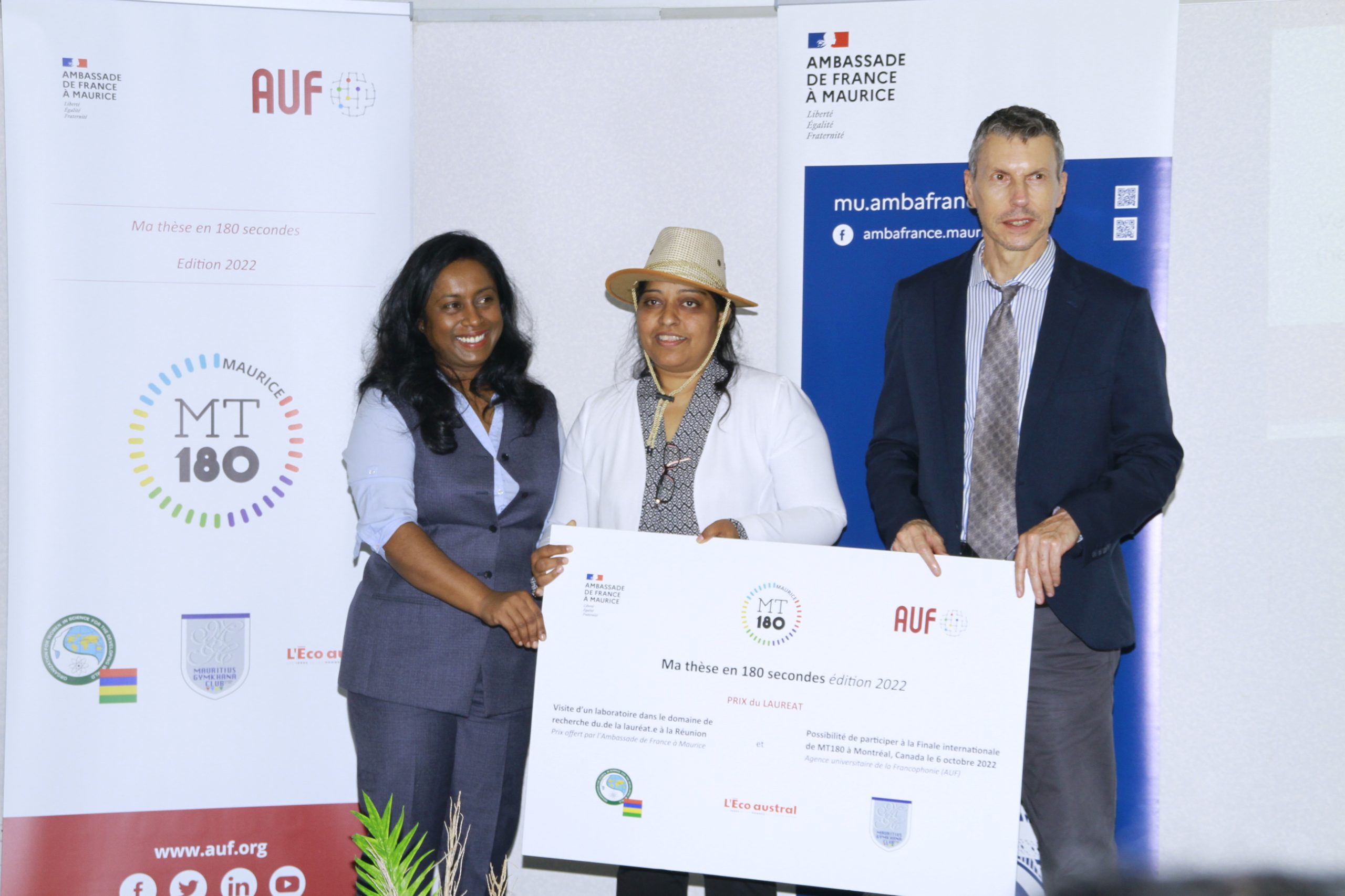 De gauche à droite : Jayantee Gukhool, responsable du bureau national AUF-Maurice, Minien Dharyan, lauréate mauricienne du concours 2022 et Patrick Parrot, attaché de coopération éducative à l'ambassade de France à Maurice.