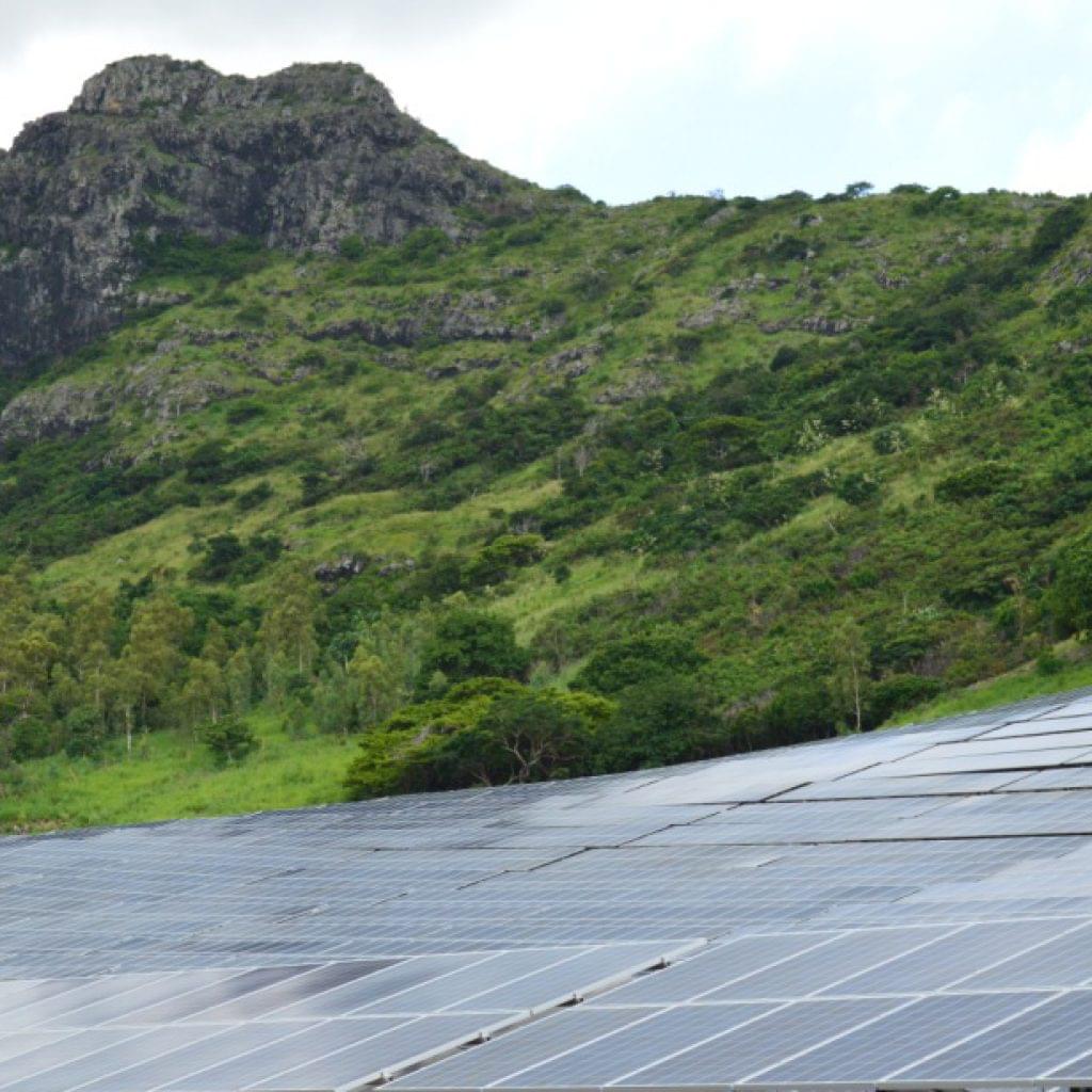 Selon l’Agence internationale pour les énergies renouvelables (IRENA), Maurice possédait, en 2022, une capacité installée de 110 MW.