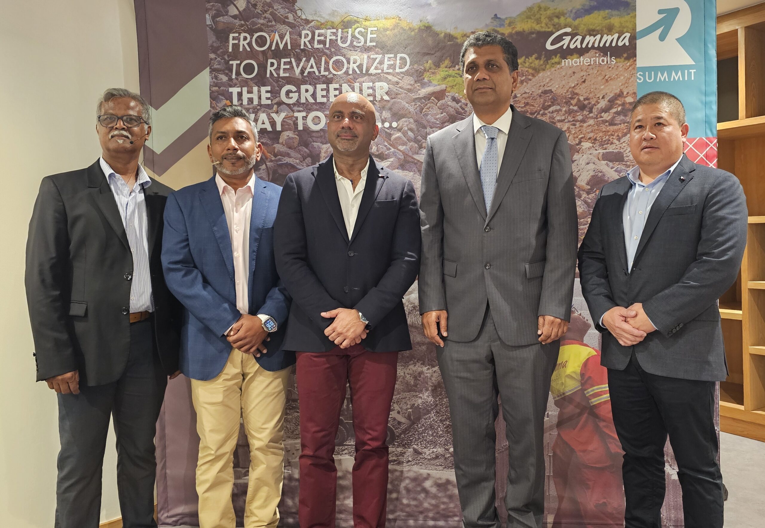 Kavy Ramano, ministre de l'Environnement, (2e à dte) en compagnie de son collègue Bobby Hurreeram et des dirigeants de Gamma Materials.