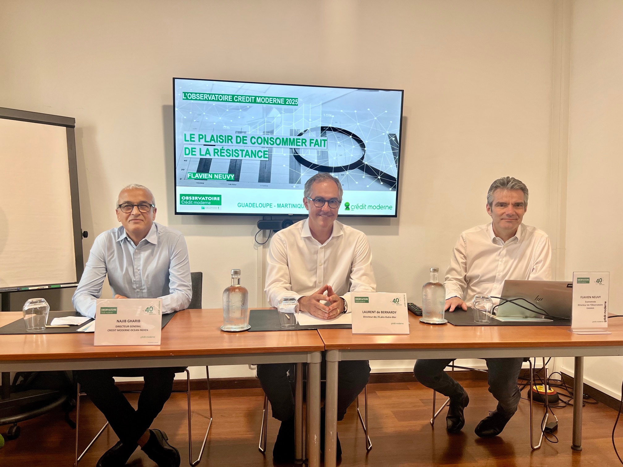 De gauche à droite : Najib Garib, directeur général du Crédit Moderne OI, Laurent de Bernardy - directeur des Filiales Outre-mer - et Flavien Neuvy, économiste et directeur de l’Observatoire Cetelem.