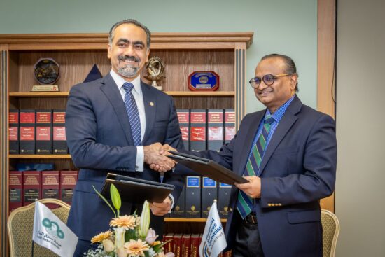 Waleed Saeed Al Awadhi (à gauche) est le CEO de Capital Markets Authority des Emirats et Heeraman Jowaheer est le directeur par intérim de la the FSC